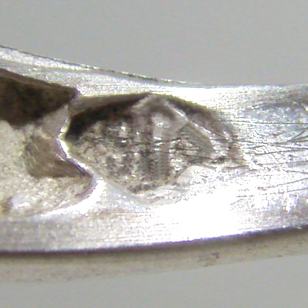 (r1329)Anillo de plata calado.